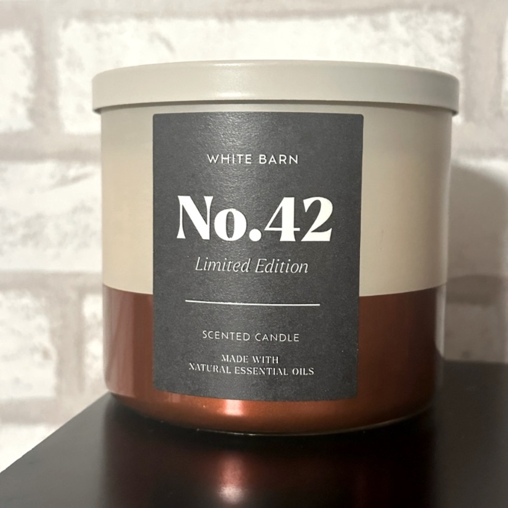 White Barn No.42 Scented 3-wick Candle - sweet cream, vintage leather, cinnamon - Picture 4 of 4